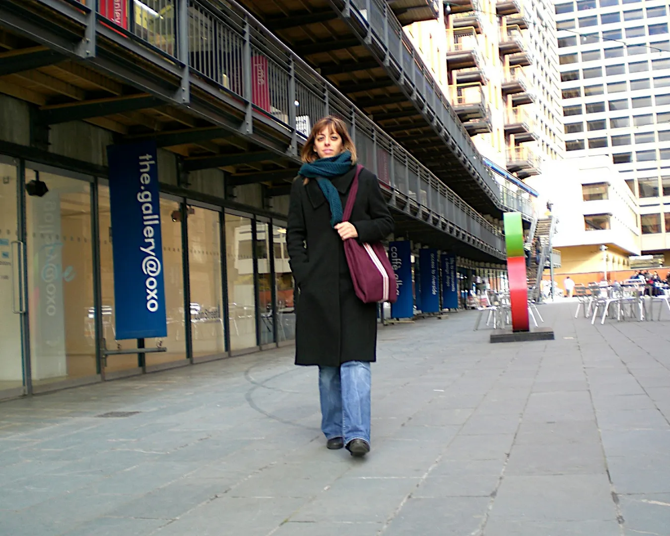 Chiara De Servi a Londra nel 2006, mentre cammina in un'area urbana moderna davanti alla galleria Oxo Tower.