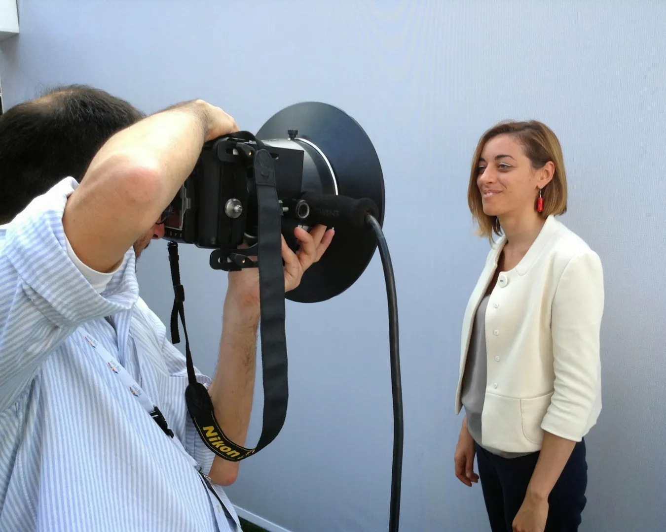Chiara De Servi durante uno shooting fotografico professionale a Milano, posa davanti all’obiettivo con sfondo neutro.