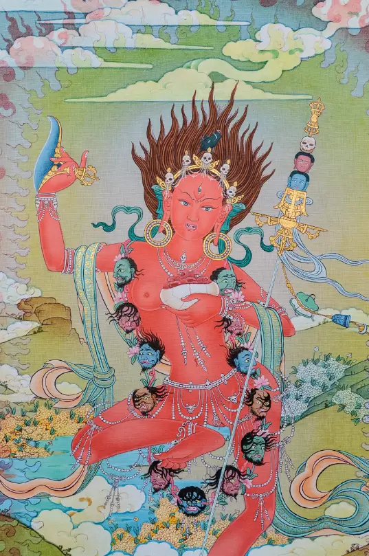 Raffigurazione sacra di Vajrayogini, divinità tantrica del buddhismo tibetano, con pelle rossa, ornamenti simbolici e postura dinamica, icona di saggezza e trasformazione spirituale.